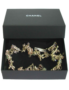 xxx Ceinture Couture CHANEL en métal doré or pâle, fleur en pâte de verre de couleur, perles nacrées et strass