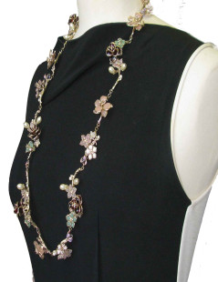 xxx Ceinture Couture CHANEL en métal doré or pâle, fleur en pâte de verre de couleur, perles nacrées et strass