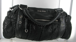 Sac MIU MIU en cuir et cuir perforé noir