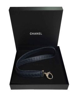 Porte-clefs CHANEL en cuir matelassé bleu marine