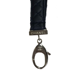 Porte-clefs CHANEL en cuir matelassé bleu marine