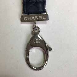 Porte-clefs CHANEL en cuir matelassé bleu marine