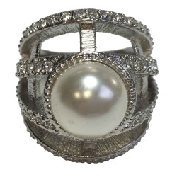 Bague CHANEL "joaillerie" T54 en métal argenté, perle nacrée et strass