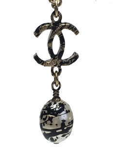 Collier CHANEL pendentif boule 