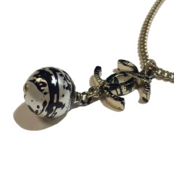 Collier CHANEL pendentif boule 