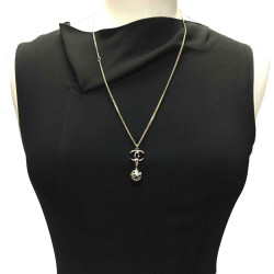 Collier CHANEL pendentif boule 