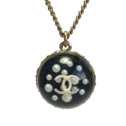 Collier pendentif CHANEL boule CC inclusion de perles nacrées