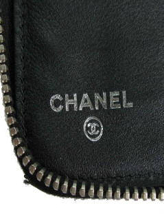 Portefeuille pochette CHANEL zippée en cuir verni noir matelassé