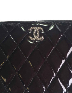 Portefeuille pochette CHANEL zippée en cuir verni noir matelassé