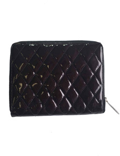 Portefeuille pochette CHANEL zippée en cuir verni noir matelassé