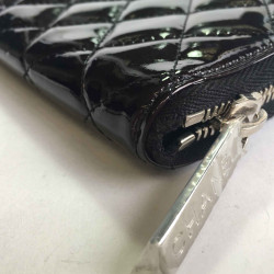 Portefeuille pochette CHANEL zippée vernie noire