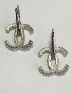 Boucles d'oreilles clous CHANEL perlés