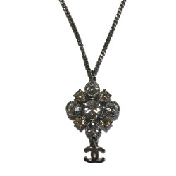 Collier CHANEL avec pendentif bijou strassé et cc