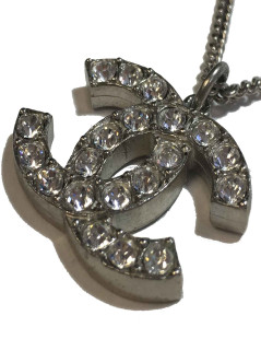 Collier CHANEL CC strass métal argenté