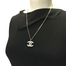 Collier CHANEL CC strass métal argenté