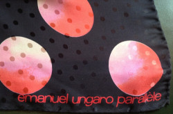 Foulard EMANUEL UNGARO PARALLELE en soie noire imprimée