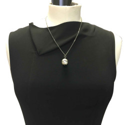 Collier CHANEL ruthénium et boule Chanel nacrée