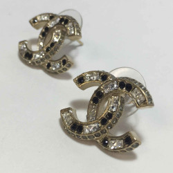 Boucles d'oreilles clous CHANEL CC  en métal doré, strass blancs et noirs