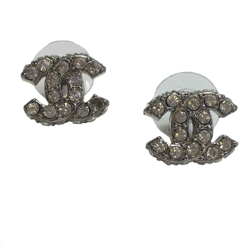 Boucles d'oreilles clous CHANEL CC en métal argenté et strass