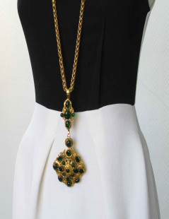 MARGUERITE de VALOIS long necklace in gilded metal and Emerald colored molten glass