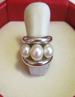 xxx Bague "Fidji" POIRAY en or blanc et perles T53