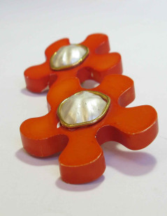 Boucles d'oreilles clip CHANEL 1990's  orange et nacrée