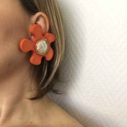 Boucles d'oreilles clip CHANEL 1990's  orange et nacrée