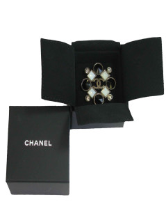 Broche CHANEL en ruthénium et strass noirs, transparents et blanc nacré