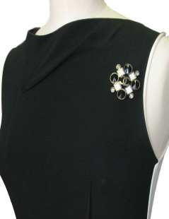 Broche CHANEL en ruthénium et strass noirs, transparents et blanc nacré