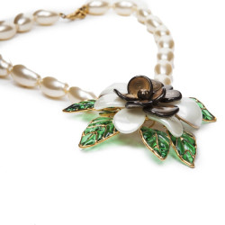 Collier MARGUERITE DE VALOIS camélia bicolore