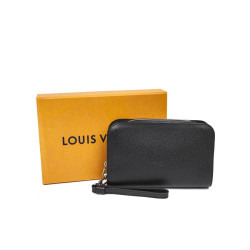 Pochette LOUIS VUITTON de voyage en cuir Taiga brun