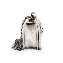 Sac BOY CHANEL cuir matellassé blanc