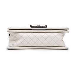 Sac BOY CHANEL cuir matellassé blanc