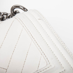 Sac BOY CHANEL cuir matellassé blanc