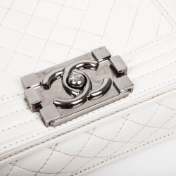 Sac BOY CHANEL cuir matellassé blanc