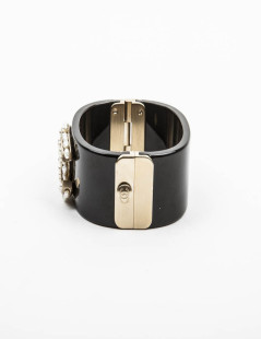 CHANEL cuff bracelet in black plexi and CC in freshwater pearls