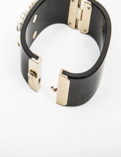 CHANEL cuff bracelet in black plexi and CC in freshwater pearls