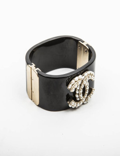 CHANEL cuff bracelet in black plexi and CC in freshwater pearls