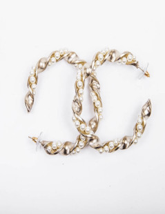 CHANEL Hoop earrings in gilded metal and pearls