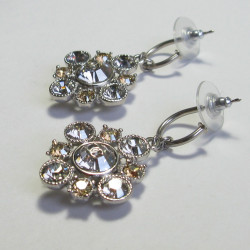 Boucles d'oreille Clous CHANEL strass de 2 couleurs