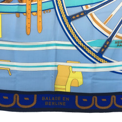 Châle HERMES bleu et jaune "balade en berline"