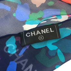 Châle CHANEL en soie bleu marine et fond multicolore