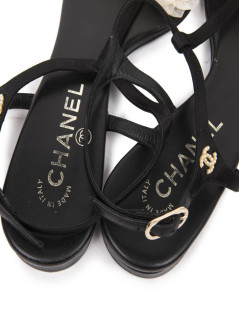 CHANEL strap sandals in black leather and knot in white fabric size 38.5C