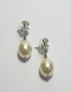  CHANEL CC earring studs in rhinestone and pearl