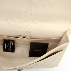 Sac maxi jumbo C HANEL en cuir vieilli beige