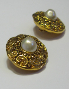 CHANEL vintage clip-on earrings in gilt metal and pearly bead