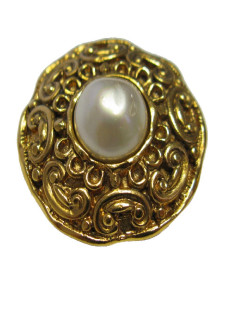 CHANEL vintage clip-on earrings in gilt metal and pearly bead