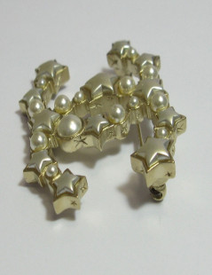 CHANEL CC brooch in gilded metal, pearls and stars