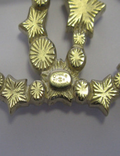 CHANEL CC brooch in gilded metal, pearls and stars