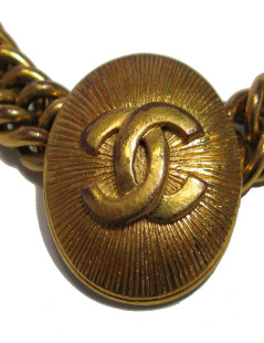 Collier CHANEL ras de cou vintage en métal doré